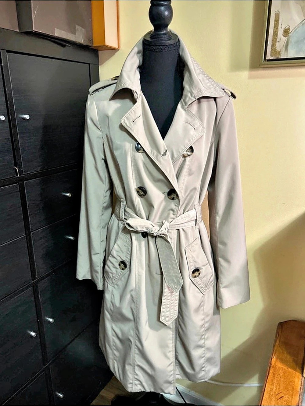 London Fog Trench Coat in Beige Size Medium Good condition